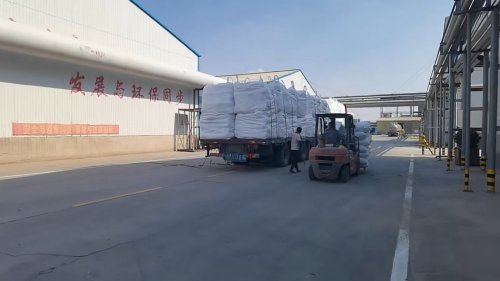 羧甲基纤维素货物整齐堆放，等待装车