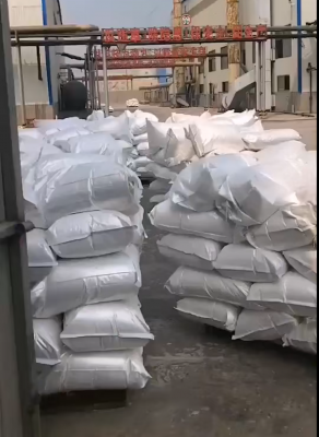 工人正在装车造纸级羧甲基淀粉钠产品，运输安全高效，满足全国客户需求。
