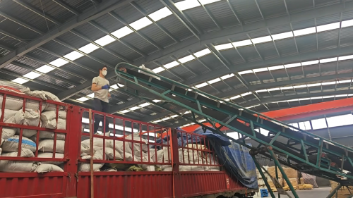 工厂厂区内，HPMC产品批量装车，满足客户需求。