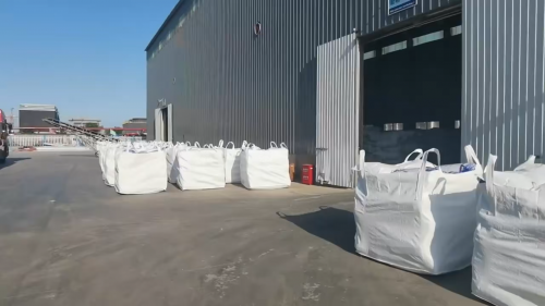 工厂厂区产品装车现场，工人正在搬运产品，确保运输顺畅