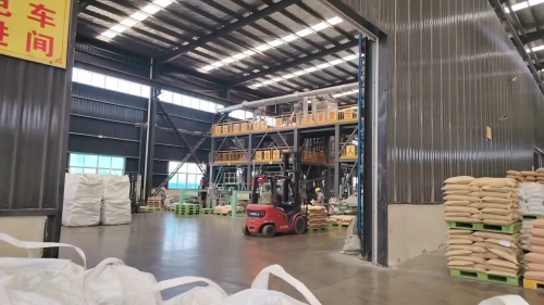 太原羧甲基纤维素厂家直销产品装车作业，工人有序搬运