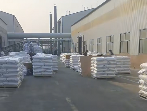 工厂现场正在装载HPMC建筑胶粘剂原料
