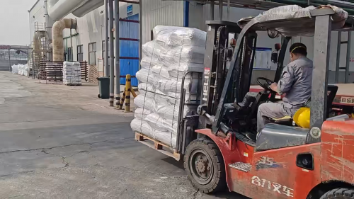 纤维素砂浆产品装车现场，确保高质量材料及时发运
