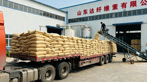 仓储区工人正在装载羧甲基纤维素产品