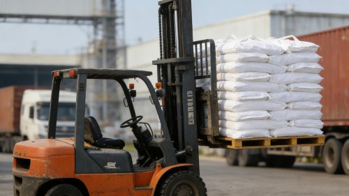 纤维素产品整齐堆放在厂区装车区