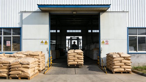 工厂厂区可溶性纤维素产品装车现场