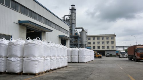 工厂员工操作羧甲基纤维素装车流程