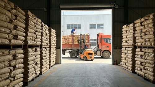 工厂仓库内羧甲基纤维素钠产品装车