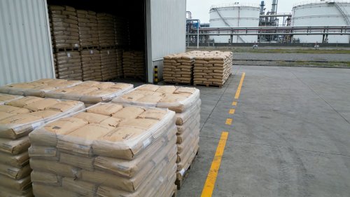 工厂车间装车胶粘剂用CMC原料桶整齐排列