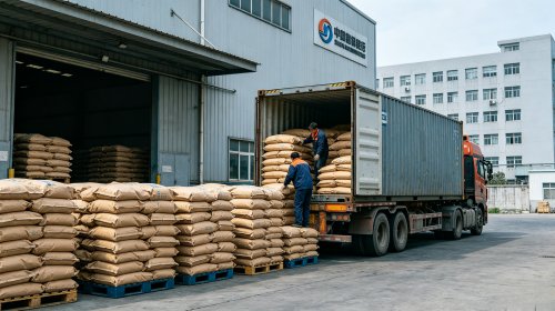 羧甲基纤维素钠源头工厂仓库，叉车向货车装载CMC成品，原料来自棉短绒通过醚化改性接入羧甲基，从棉花到水溶性高分子
